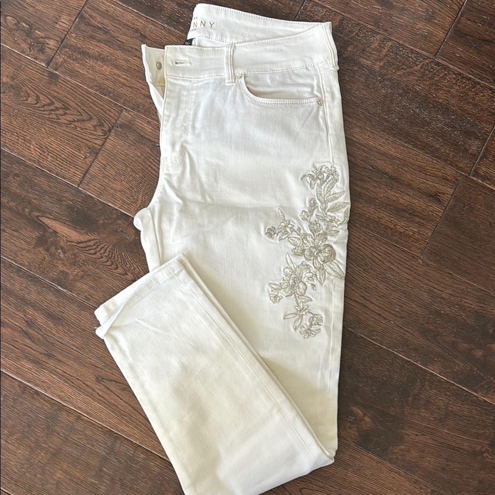 White House Black Market White Skinny Jeans with Floral Embroidery